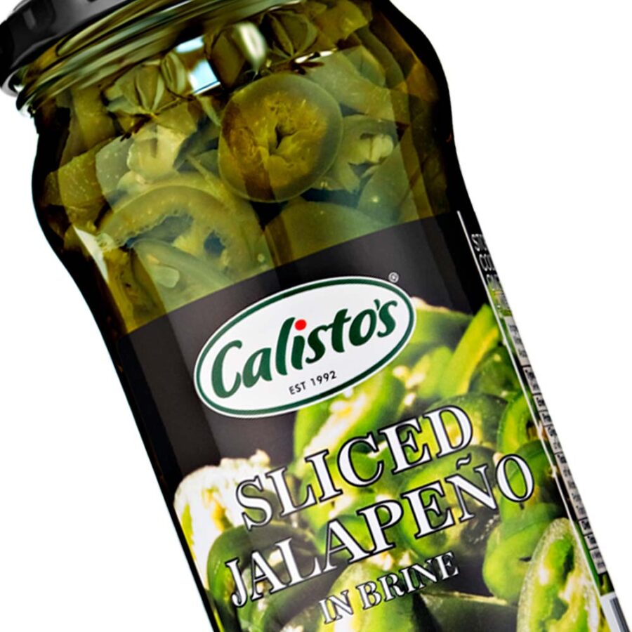Calisto’s sliced jalapeños in brine - 400g glass jar with green pickled jalapeños. Close up.